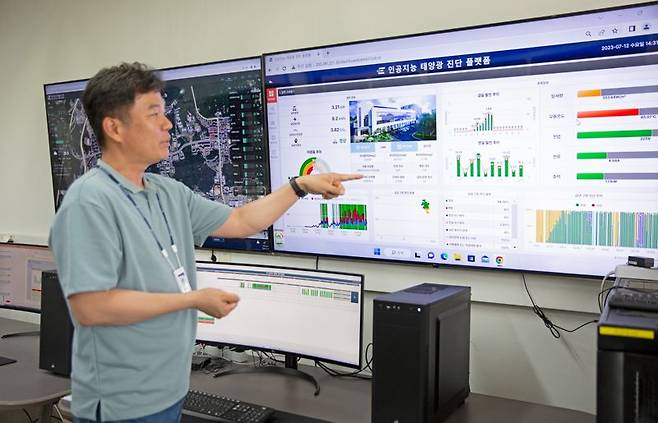 한국에너지기술연구원 고석환 박사가 자체 개발한 태양광 발전 고장 진단 기술에 대해 설명하고 있다. 에너지기술연구원 제공