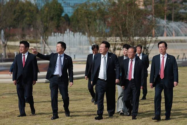 국민의힘 지도부와 오찬 회동 뒤 산책하는 윤석열 대통령 (서울=연합뉴스) 임헌정 기자 = 윤석열 대통령이 18일 서울 용산 대통령실 청사에서 국민의힘 김기현 대표, 윤재옥 원내대표, 유의동 정책위의장, 이만희 사무총장 등 당 지도부와 오찬 회동을 마친 뒤 용산어린이정원을 산책하고 있다. 2023.10.18 [대통령실 제공. 재판매 및 DB 금지] kane@yna.co.kr (끝)