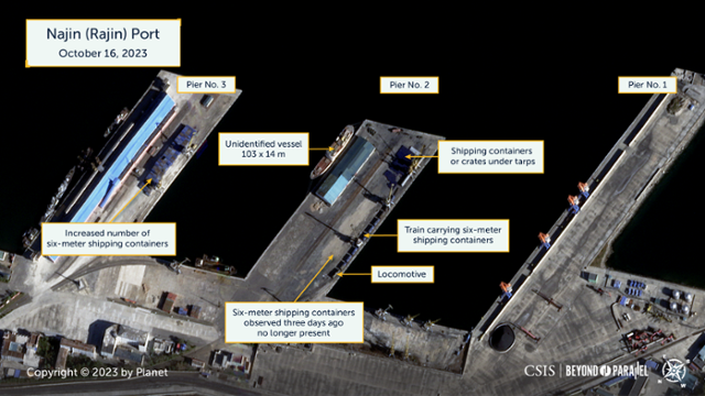 17일 미국 전략국제문제연구소(CSIS)가 공개한 전날 북한 나진항 전경. 3번 부두(맨 왼쪽)에 6m 길이의 컨테이너가 잔뜩 쌓여있고, 2번 부두(가운데)는 텅 비어있다. CSIS 제공