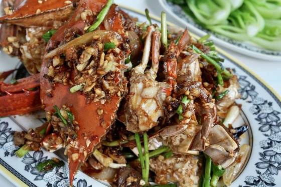 맛 좋은 가을 꽃게와 바삭바삭한 마늘 플레이크를 볶아 만든 마늘버터 꽃게볶음. 사진 윤지아