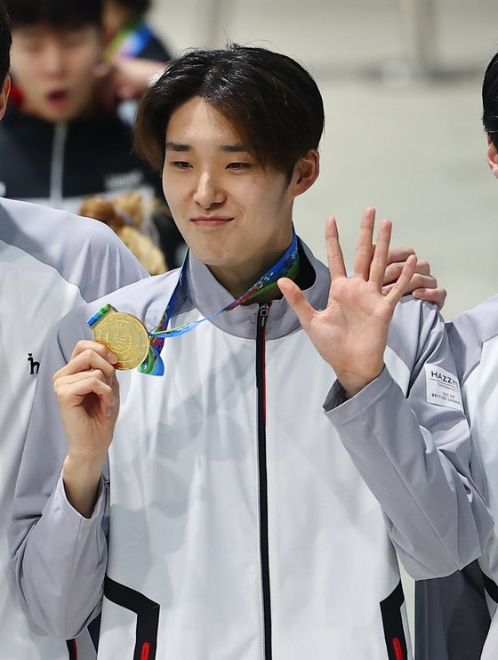 김우민이 17일 전국체육대회 수영 남자 일반부 계영 400m에서 네 번째 금메달을 딴 뒤 시상대에서 인사하고 있다. 연합뉴스