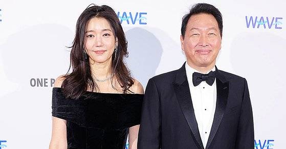 지난 14일(현지시간) 프랑스 파리에서 열린 갈라 디너에 참석한 최태원 회장과 김희영 이사장. 게티이미지
