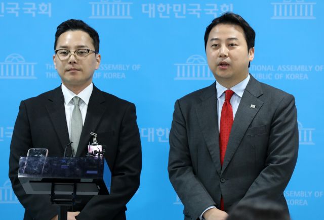 장예찬(오른쪽) 국민의힘 청년최고위원과 공익제보자 조명현씨(왼쪽). 뉴시스