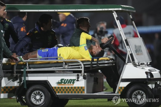 우루과이와의 경기에서 부상으로 실려 나가는 네이마르 [AP=연합뉴스]