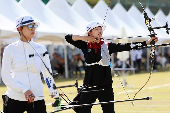 아시안게임 3관왕 임시현(오른쪽)이 18일 광주국제양궁장에서 열린 제104회 전국체육대회(전국체전) 양궁 여자대학부 개인전 결승에서 안산(왼쪽)과 대결하고 있다. 연합뉴스