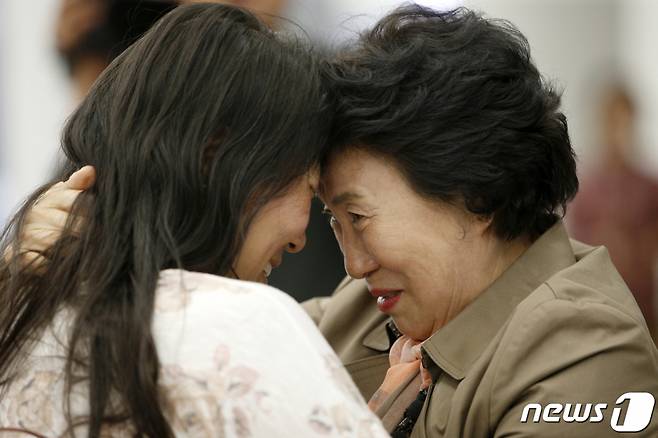 2019년 10월18일 오후 인천국제공항 2터미널. 실종돼 미국으로 입양을 갔다가 44년 만에 가족을 만나기 위해 귀국한 딸 신경하씨(미국명 라우리 벤더)를 엄마 한태순씨가 포옹하는 모습. /사진=뉴스1