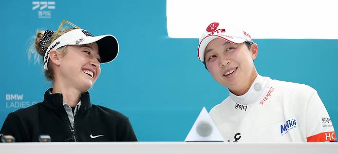 4년 만에 한국 대회에 출전하는 넬리 코다(왼쪽)와 최근 어센던트 LPGA 정상에 오른 김효주가 대화를 하고 있다. /사진= 뉴스1