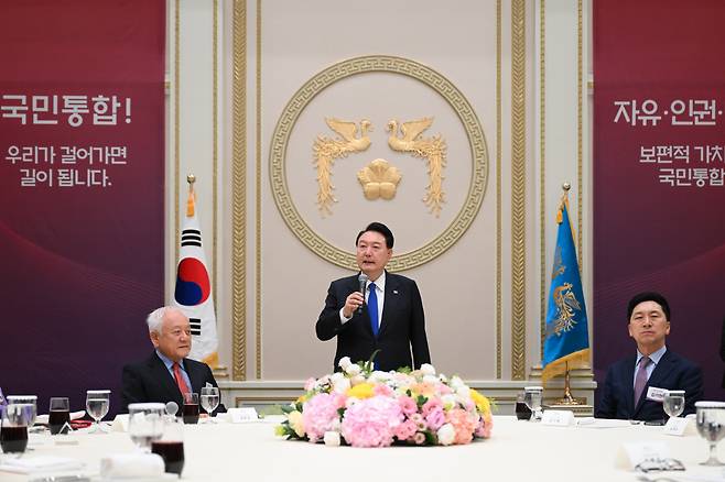 윤석열 대통령이 17일 오후 청와대 영빈관에서 열린 국민통합위원회 만찬에서 발언하고 있다. [연합]