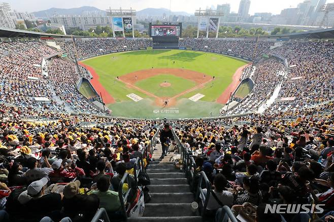 [서울=뉴시스] 김명년 기자 = 15일 프로야구 두산 베어스와 LG 트윈스의 경기가 열린 서울 송파구 잠실야구장이 경기를 보러온 관중들로 꽉 차있다. 이날 잠실야구장은 만원 관중을 기록했다. 또한 KBO 리그는 5년 만에 800만 관중을 돌파했다. 2023.10.15. kmn@newsis.com