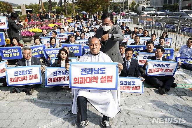 [서울=뉴시스] 정병혁 기자 = 더불어민주당 김원이 의원이 18일 서울 용산구 전쟁기념관 앞에서 열린 윤석열정권 전라남도 의과대학 유치 촉구 집회에서 삭발을 하고 있다. 2023.10.18. jhope@newsis.com