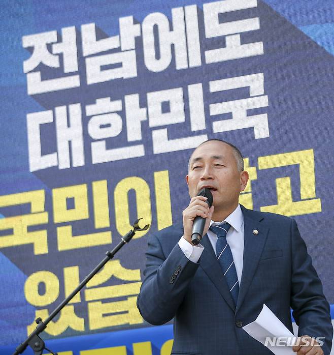 [서울=뉴시스] 정병혁 기자 = 더불어민주당 김원이 의원이 18일 서울 용산구 전쟁기념관 앞에서 열린 윤석열정권 전라남도 의과대학 유치 촉구 집회에서 삭발을 마친 뒤 발언하고 있다. 2023.10.18. jhope@newsis.com