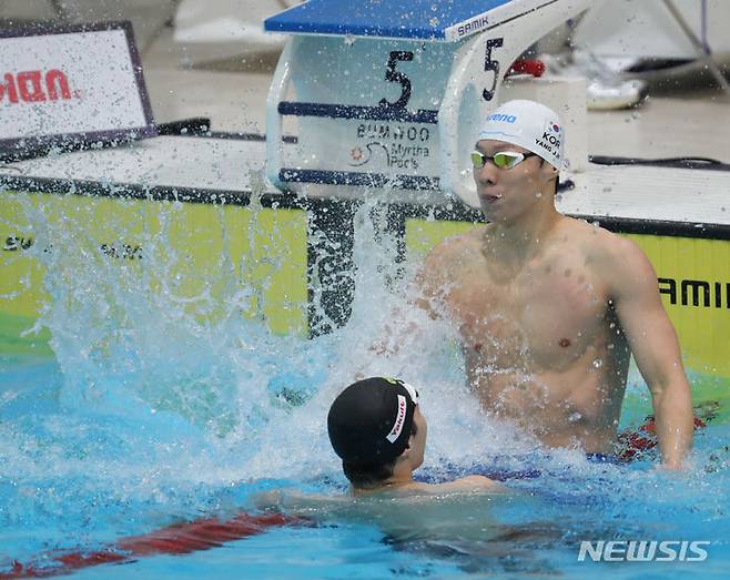 [목포=뉴시스] 김근수 기자 = 양재훈(강원)이 18일 전남 목포시 목포실내수영장에서 열린 제104회 전국체육대회 수영 남자 접영 100m 결선경기에서 51.85초로 한국신기록을 세우고 기뻐하고 있다. 종전 수영 남자 접영 100m 한국신기록은 2023 전국체전 남자고등부 김영범의 51.97초 기록. 2023.10.18. ks@newsis.com