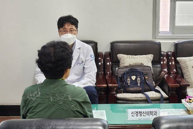 의료봉사는 내과와 신경정신과, 치과, 한방과 료와 혈액검사 등을 통해 45명의 청림동 지역 어르신들이 진료를 받았다. 포항의료돌봄지원단 제공