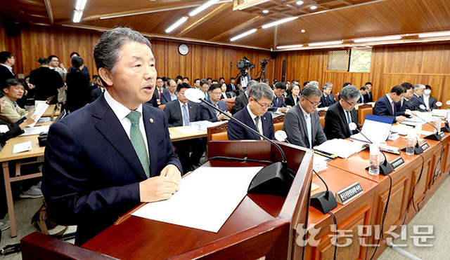 16일 경기 포천 국립수목원에서 열린 국회 농림축산식품해양수산위원회의 산림청 등에 대한 국정감사에서 남성현 산림청장이 업무보고를 하고 있다. 포천=김병진 기자