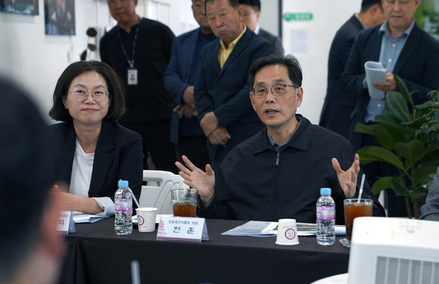 18일 한훈 농림축산식품부 차관은 충남 서천군, 전북 익산시 등 주요 농촌지역개발 현장을 방문해 농촌 정주여건 및 생활서비스 현황 등을 점검했다.