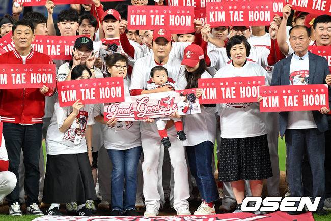 [OSEN=인천, 이대선 기자] SSG 랜더스가 시즌 최종전에서 두산 베어스를 꺾고 준플레이오프 직행 티켓을 거머쥐었다.SSG는 17일 인천SSG랜더스필드에서 열린 2023 신한은행 SOL KBO리그 두산 베어스와 시즌 마지막 경기에서 5-0 승리를 거뒀다.경기 종료 후 SSG 김태훈의 은퇴식이 열렸다. 은퇴식을 마친 김태훈이 동료 및 가족들과 기념촬영을 하고 있다. 2023.10.17 /sunday@osen.co.kr