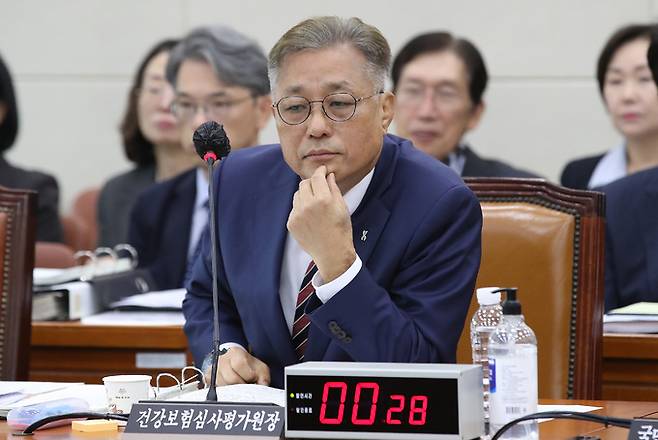 강중구 건강보험심사평가원장이 18일 서울 여의도 국회에서 열린 보건복지위원회의 국민건강보험공단, 건강보험심사평가원에 대한 국정감사에서 생각에 잠겨 있다. 뉴스1