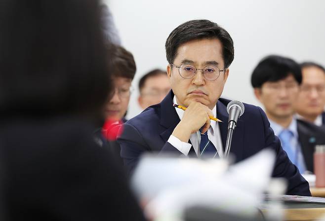 10월17일 경기도 수원시 영통구 경기도청에서 열린 국회 행정안전위원회의 경기도에 대한 국정감사에서 김동연 지사가 위원 질의를 듣고 있다. ⓒ 연합뉴스