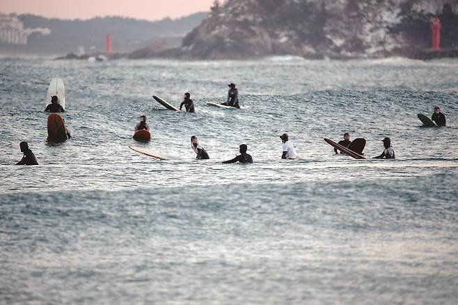 양양은 서핑의 메카로 자리매김하면서 소멸 위기를 극복하고 있다.[사진=뉴시스]