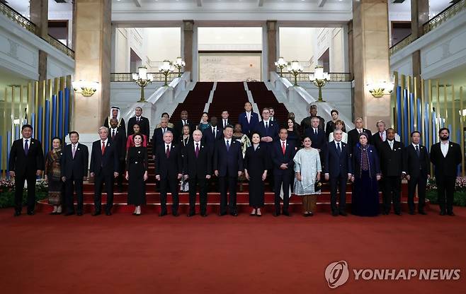 일대일로 정상포럼 참석한 정상들 (베이징 EPA=연합뉴스) 17일(현지시간) 중국 베이징에서 열린 일대일로 정상포럼 행사에 참석한 각국 정상들이 기념촬영을 하고 있다. 2023.10.17 photo@yna.co.kr