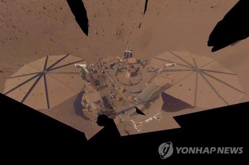 화성 먼지로 뒤덮인 NASA 지질탐사선 인사이트호 [NASA 제공. AP 연합뉴스 자료사진. 재판매 및 DB 금지]