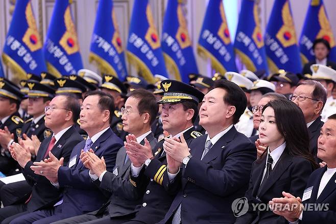 제78주년 경찰의날 기념식 참석한 윤 대통령 부부 (서울=연합뉴스) 진성철 기자 = 윤석열 대통령과 김건희 여사가 18일 청와대 영빈관에서 열린 제78주년 경찰의날 기념식에서 박수치고 있다. 2023.10.18 zjin@yna.co.kr