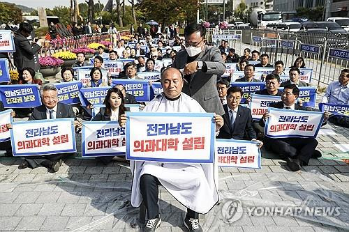 전남 의대설립 촉구하며 삭발하는 김원이 의원 (서울=연합뉴스) 류영석 기자 = 18일 오후 서울 용산 대통령실 앞에서 열린 전라남도 의과대학 신설 촉구대회에서 더불어민주당 김원이 의원이 삭발을 하고 있다. 2023.10.18 [공동취재] ondol@yna.co.kr