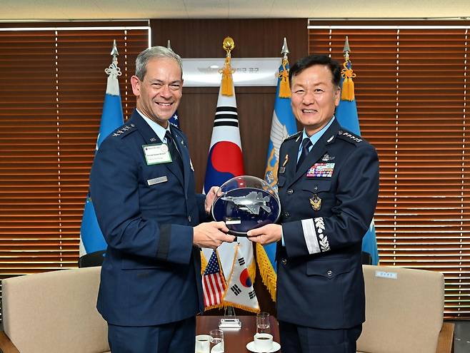 정상화 공군총장, 美 태평양공군사령관과 회담 (서울=연합뉴스) 정상화 공군참모총장은 17일 국내 최대 방산전시회인 '서울 ADEX 2023'이 열린 성남 서울공항에서 케네스 윌즈바흐 미국 태평양공군사령관과 회담했다. 정 총장이 윌즈바흐 사령관에게 기념품을 전달하는 모습. 2023.10.18 [공군 제공, 재판매 및 DB 금지]