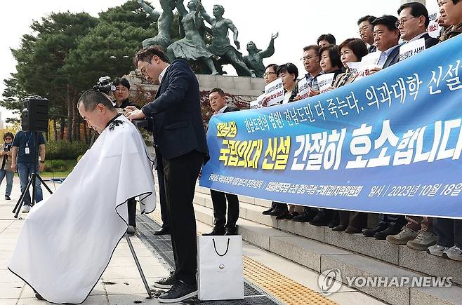 삭발하는 소병철 의원 (서울=연합뉴스) 신준희 기자 = 더불어민주당 순천지역위원장인 소병철 의원이 18일 국회에서 전남권 국립의대 신설을 요구하며 삭발을 하고 있다. 2023.10.18 hama@yna.co.kr