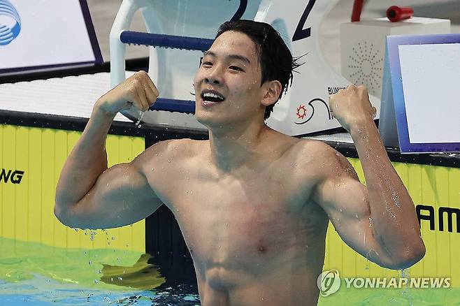 김영범 '한국신기록이다!' (목포=연합뉴스) 서대연 기자 = 18일 오후 전남 목포실내수영장에서 열린 수영 남자 고등부 접영 100m 결승에서 51.97로 한국신기록을 기록한 김영범(강원체육고등학교)이 기뻐하고
 있다. 
    김영범의 이 기록은 이날 뒤이어 열린 남자 일반부 접영 100m 결승에서 양재훈(강원도청)이 51.85를 기록하며 깨졌다. 2023.10.18 dwise@yna.co.kr