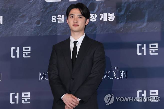 영화 '더 문' 배우 도경수(디오) (서울=연합뉴스) 강민지 기자 = 7월 25일 오후 서울 용산구 CGV용산아이파크몰에서 열린 영화 '더 문' 언론시사회 및 기자간담회에서 배우 도경수가 포즈를 취하고 있다. 2023.7.25 mjkang@yna.co.kr