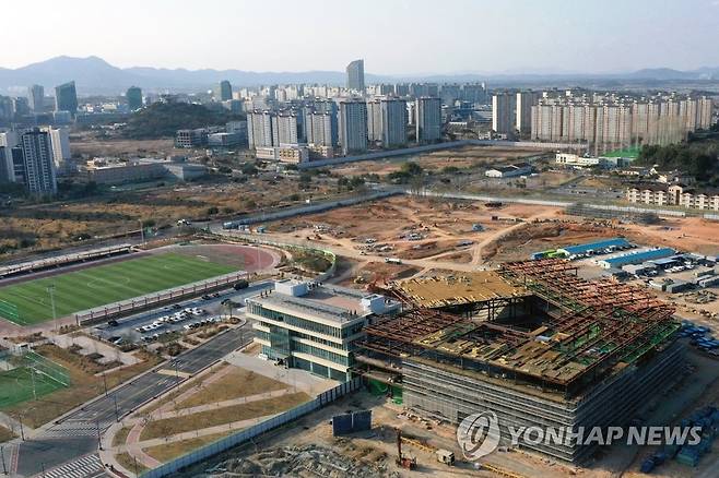 한국에너지공대 감사원 감사 착수 (나주=연합뉴스) 조남수 기자 = 감사원이 전임 문재인 정부 국정과제로 개교한 한국에너지공과대학교(한전공대)의 설립 과정에 대한 감사에 착수했다. 감사원은 8일부터 오는 31일까지 한국전력공사와 산업통상자원부, 교육부, 나주시 등 4곳을 대상으로 한전공대의 설립 적법성 등을 들여다보는 실지감사(현장감사)를 진행한다고 밝혔다. 사진은 8일 오후 전남 나주시 한국에너지공과대학교(KENTECH) 전경. 2023.3.8 iso64@yna.co.kr