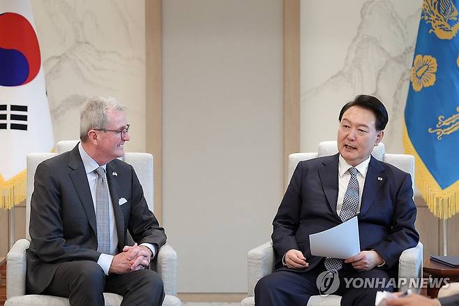 필 머피 미국 뉴저지 주지사 접견하는 윤석열 대통령 (서울=연합뉴스) 임헌정 기자 = 윤석열 대통령이 18일 서울 용산 대통령실 청사에서 방한 중인 필 머피 미국 뉴저지 주지사를 접견하고 있다. 2023.10.18 [대통령실 제공. 재판매 및 DB 금지] kane@yna.co.kr