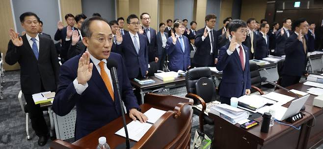 추경호 경제부총리 겸 기획재정부 장관이 19일 오전 세종시 정부세종청사에서 열린 국회 기획재정위원회의 기획재정부에 대한 국정감사에서 선서하고 있다. (사진 = 연합뉴스)