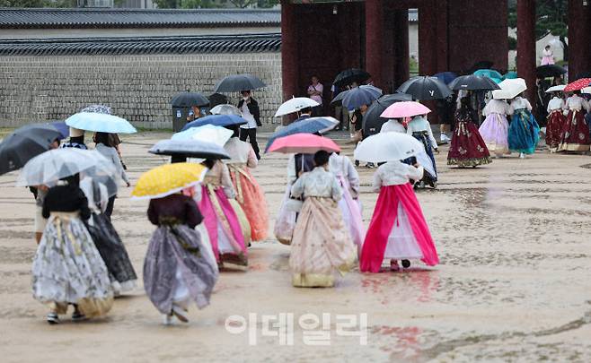 가을비가 내리는 9월 20일 서울 종로구 경복궁을 찾은 관람객들이 우산을 쓰고 이동하고 있다.(사진=뉴스1)