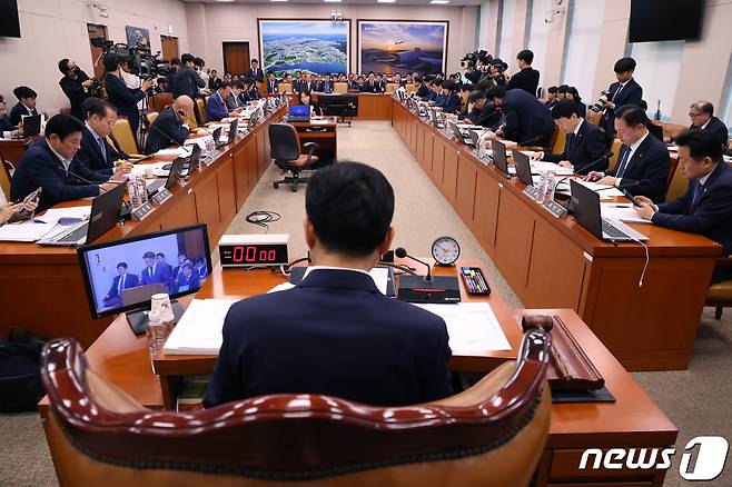 한문희 한국철도공사 사장이 17일 서울 여의도 국회에서 열린 국토교통위원회 한국철도공사, 국가철도공단 등에 대한 국정감사에서 업무보고를 하고 있다. 2023.10.17/뉴스1 ⓒ News1 송원영 기자