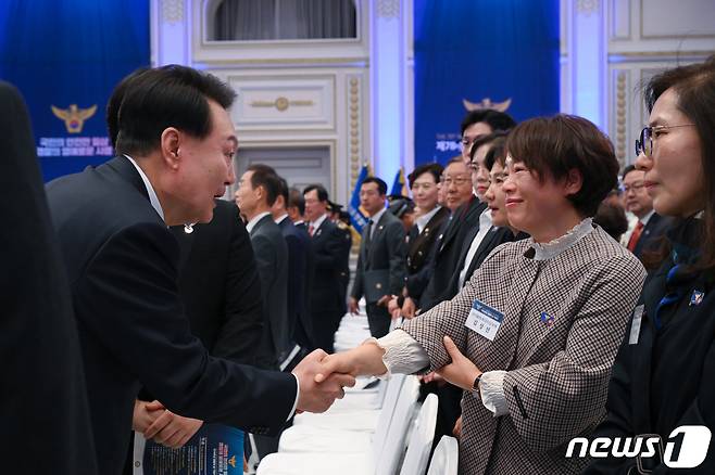 윤석열 대통령이 18일 청와대 영빈관에서 열린 제78주년 경찰의날 기념식에서 경찰영웅 고 이강석 경정의 배우자와 인사를 나누고 있다. (대통령실 제공) 2023.10.18/뉴스1 ⓒ News1 오대일 기자