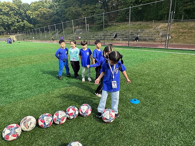 K리그2 서울 이랜드가 몽골 어린이들과 축구 클리닉을 진행했다. (서울 이랜드 제공)