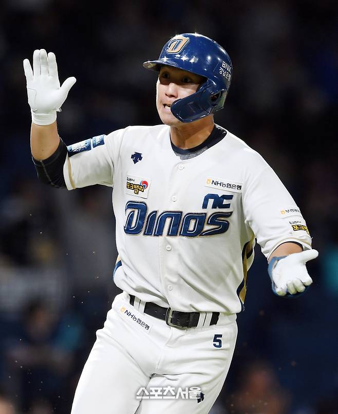 NC 서호철이 19일 창원NC파크에서 열린 2023 KBO 와일드카드 결정전 두산과 경기에서 4회말 만루포를 때린 후 환호하고 있다. 2023. 10. 19. 창원 | 박진업기자 upandup@sportsseoul.com