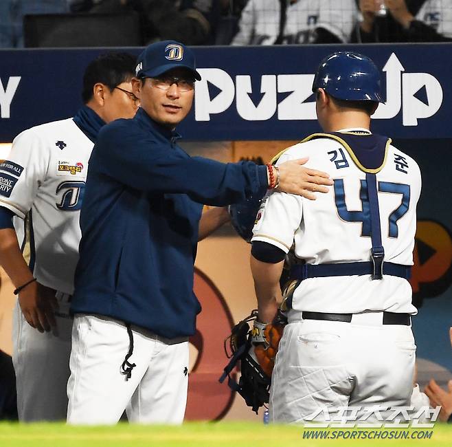 2023 KBO 포스트시즌 두산 베어스와 NC 다이노스의 와일드카드 결정전 1차전이 19일 창원NC파크에서 열렸다. 4회초 2사 1루 두산 정수빈의 도루를 저지한 NC 포수 김형준을 강인권 감독이 반기고 있다. 창원=박재만 기자pjm@sportschosun.com/2023.10.19/