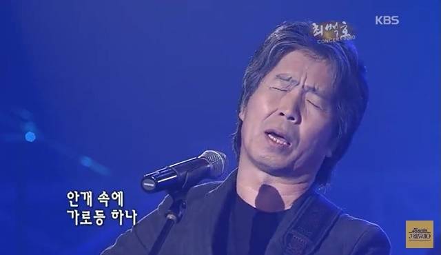 최백호가 1977년 발표한 '내 마음 갈 곳을 잃어'는 어머니를 그리며 부른 사모곡이다. 남녀간 사랑과 이별을 표현한 것이 아니라 힘들고 고달프고 슬펐던 청춘시기의 아픈 사연이 담겨 있다. 사진은 '콘서트7080' 당시. /KBS