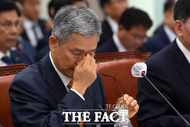 김동철 한국전력공사 사장이 19일 오후 서울 여의도 국회에서 열린 산업통상자원중소벤처기업위원회의 한국전력공사 등에 대한 국정감사에서 의원 질의를 듣고 생각에 잠겨있다. /국회=남용희 기자