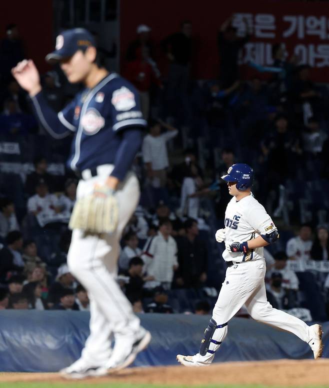 19일 오후 경남 창원NC파크에서 열린 프로야구 ‘2023 신한은행 SOL KBO 포스트시즌’ 와일드카드 결정전 1차전 두산 베어스와 NC 다이노스의 경기, 4회말 2사 주자없는 상황 NC 김형준이 백투백 솔로홈런을 쏘아 올린 뒤 그라운드를 돌고 있다. 2023.10.19/뉴스1