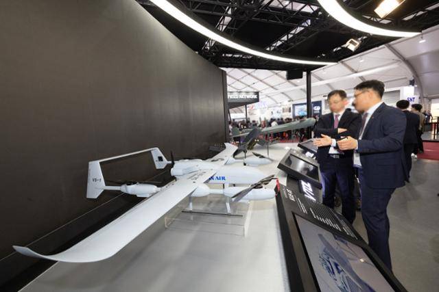 19일 경기 성남 서울공항에서 열린 ‘서울 국제 항공우주 및 방위산업 전시회(Seoul ADEX) 2023’에 대한항공이 개발 중인 수직 이착륙 무인기(KUS-VS)가 전시돼 있다. 대한항공 제공