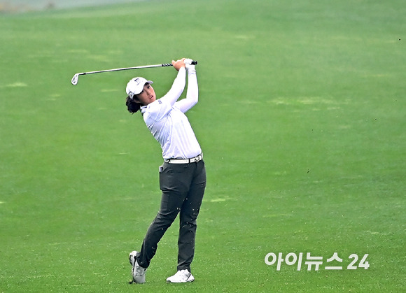 루오닝 인이 19일 경기 파주 서원밸리 컨트리클럽 서원힐스에서 열린 미국여자프로골프(LPGA)투어 'BMW 레이디스 챔피언십 2023' 1라운드 2번홀 세컨샷을 하고 있다. [사진=곽영래 기자]