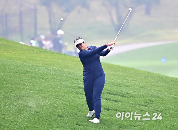 릴라 부가 19일 경기 파주 서원밸리 컨트리클럽 서원힐스에서 열린 미국여자프로골프(LPGA)투어 'BMW 레이디스 챔피언십 2023' 1라운드 2번홀 세컨샷을 하고 있다. [사진=곽영래 기자]