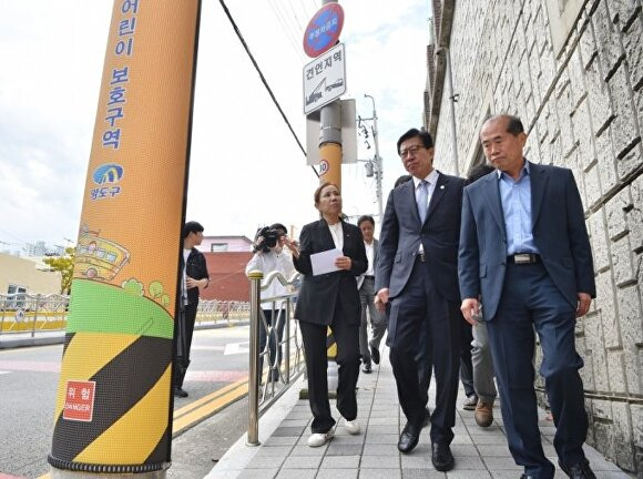 박형준 부산광역시장(가운데)이 19일 부산 영도구 청학초등학교 인근 어린이 보호구역을 점검하고 있다. [사진=부산광역시]