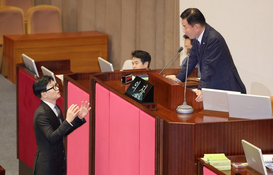 20일 오후 국회 본회의에서 한동훈 법무부 장관의 체포동의안 제안설명이 길어지자 더불어민주당이 강하게 항의하면서 김진표 국회의장이 한 장관에게 짧게 해달라고 말하고 있다. 강정현 기자