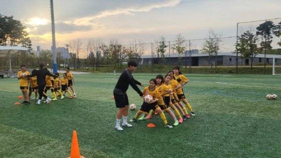 세종스포츠토토 여자축구단은 올 한해 유소녀 축구교실을 운영하며 지역 내 저변 확대를 위한 노력을 이어왔다. 사진 스포츠토토코리아