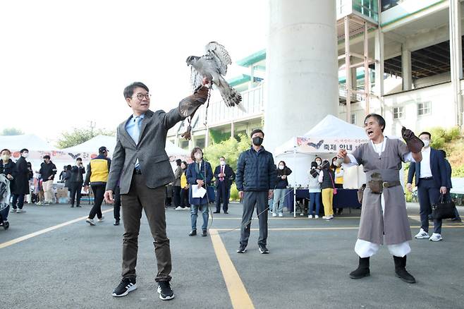 정원오 서울 성동구청장이 지난해 10월19일 열린 ‘응봉 매사냥 축제’에서 매를 잡는 퍼포먼스를 선보이고 있다. 성동구 제공